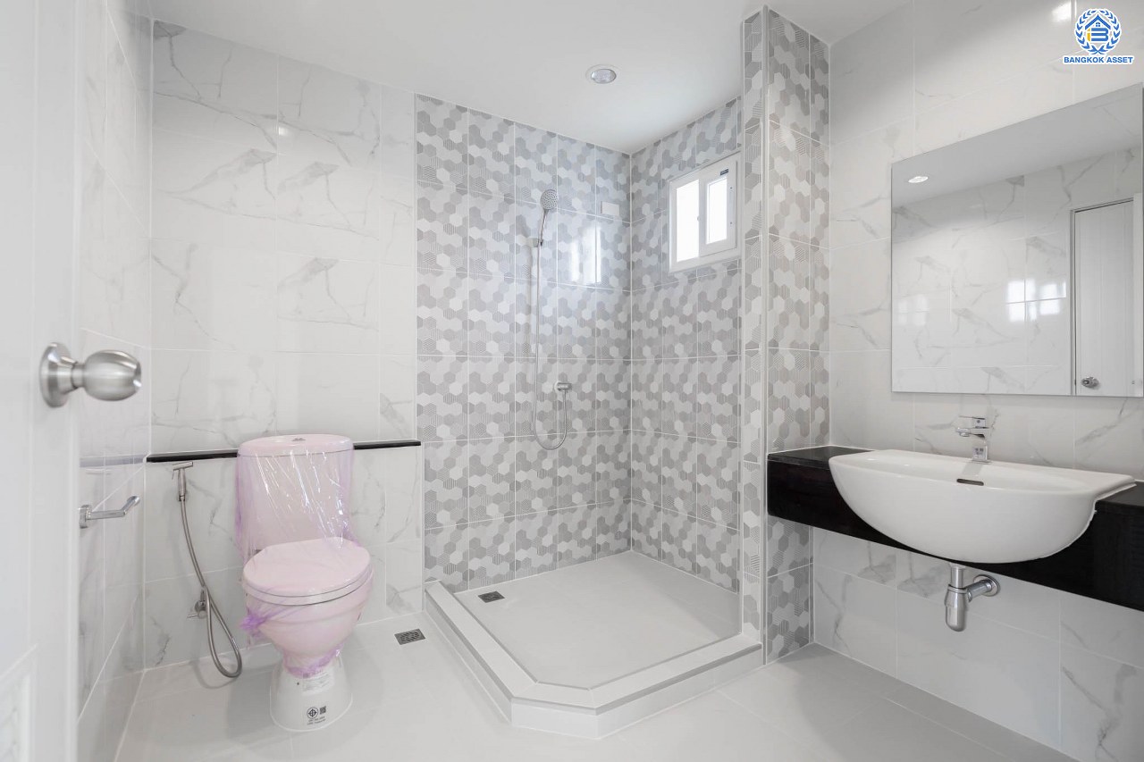 บ้านมือสองตกแต่งใหม่ ม.พฤกษาวิลเลจ11 ท่าอิฐ เนื้อที่ 52.5 ตร.ว. ฟังก์ชันพร้อม 3 ห้องนอน 2 ห้องน้ำ 1 ห้องอเนกประสงค์ จอดรถได้ 1 คัน บนทำเลศักยภาพ เข้า-ออกได้ทั้ง ถนนรัตนาธิเบศร์ และถนนราชพฤกษ์ ใกล้รถไฟฟ้าสายสีม่วง "สถานีบางรักน้อยท่าอิฐ"